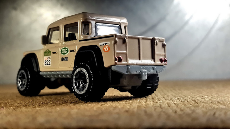 Illustration for article titled A beige Land Rover